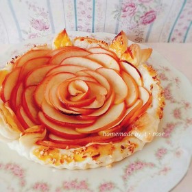 ホールで華やかな薔薇*バラのアップルパイ